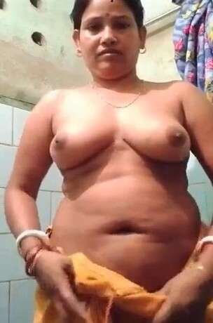Beautiful desi sexy aunty showing hottest figure HD