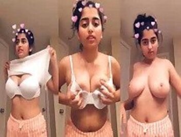 Very-hot-sexy-girl-indian-gayporn-showing-big-tits-mms-HD.jpg